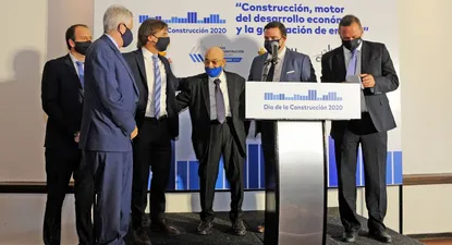 El presidente de la República, Luis Lacalle Pou, en un evento por el Día de la Construcción junto a las autoridades de la cámara