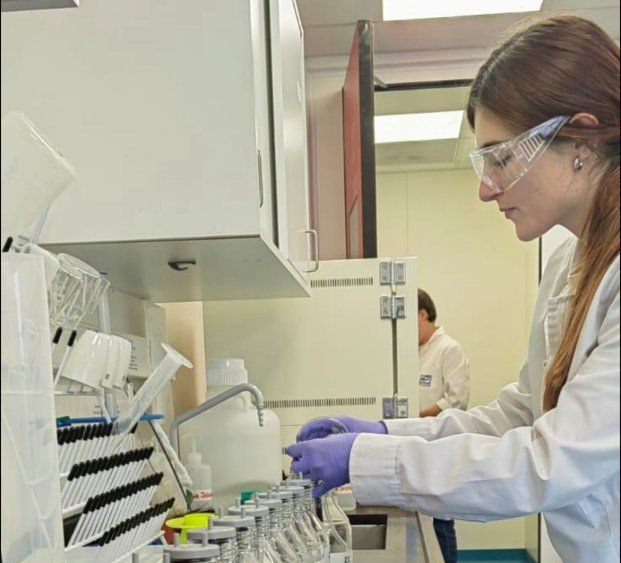 Martina Cabillón en el laboratorio