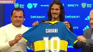 Boca presentando la camiseta de Cavani junto con el delantero uruguayo.