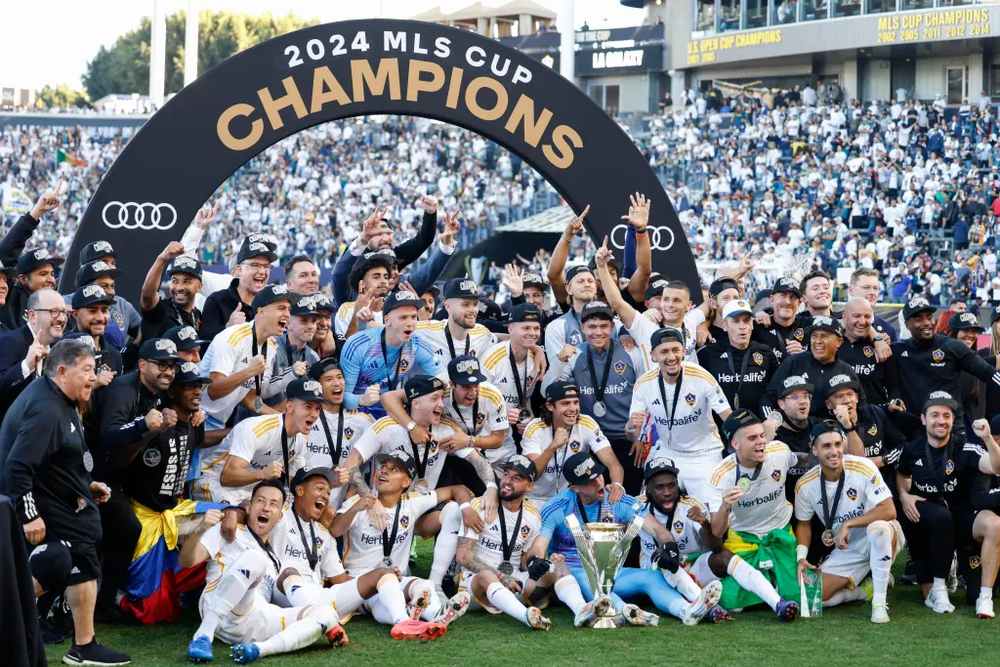 Los jugadores de LA Galaxy celebran tras ganar la MLS Cup (Foto por EFE - Caroline Brehman)