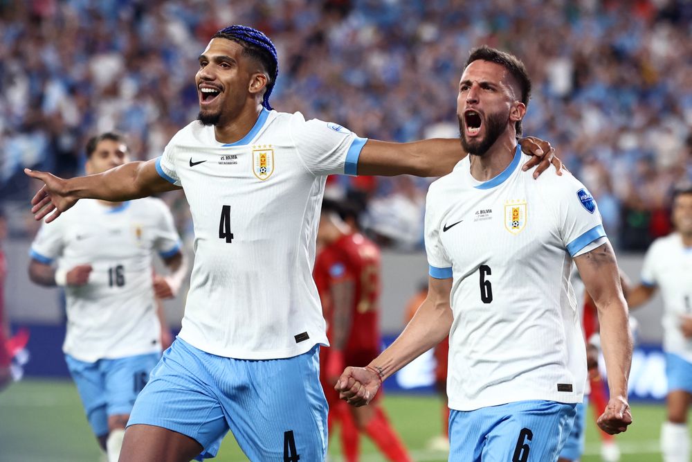 Rodrigo Bentancur celebra su gol ante Bolivia con la selección de Uruguay en la Copa América 2024, junto a Ronald Araujo