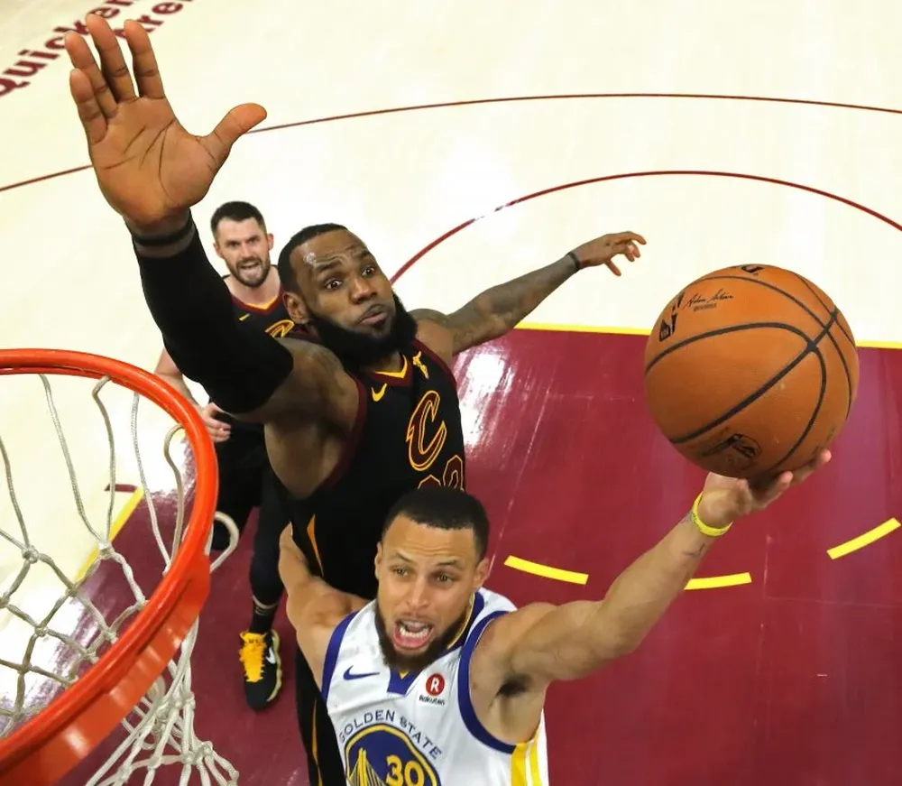 Curry y James en un duelo de titanes
