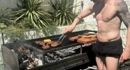 Federico Valverde hizo las veces de asador en su casa este domingo