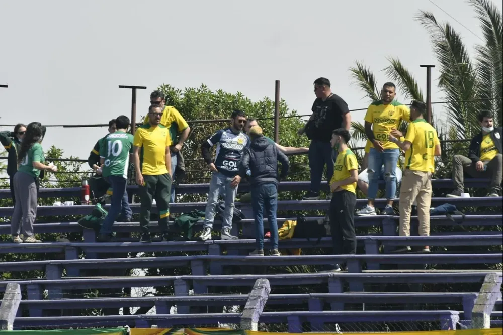 Hinchas de Cerrito en el Franzini