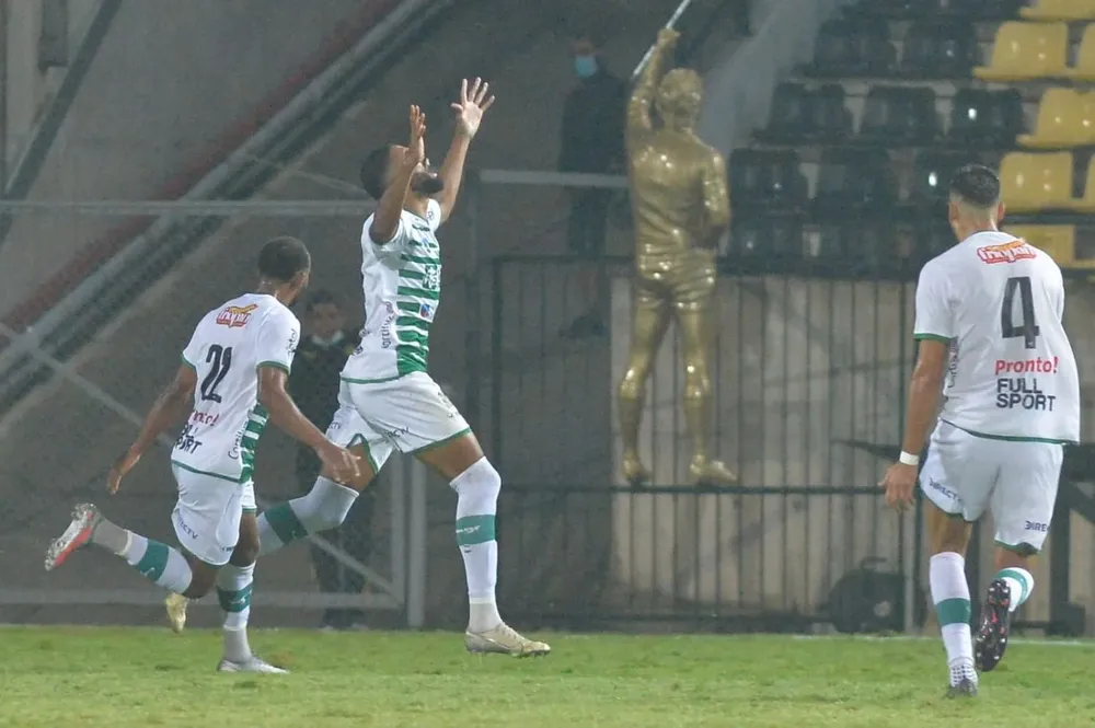 Diogo de Oliveira festeja su gol ante Peñarol