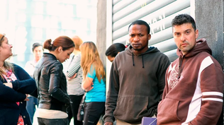 Numerosas personas hacen cola en una oficina de Lanbide-Inem en Bilbao, en una imagen de archivo