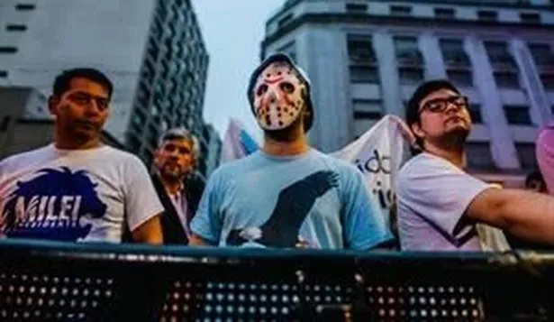 Militantes de Milei esperan en las afueras del búnker, algunos de manera muy original