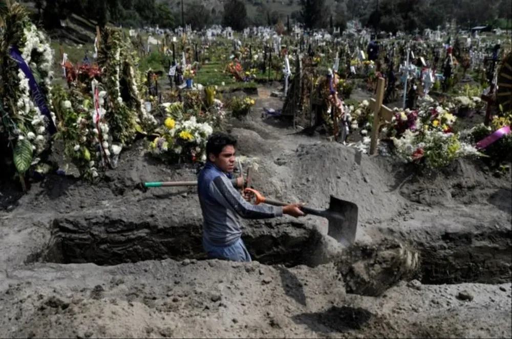 Un sepulturero trabaja en el cementerio San Miguel Xico del Valle de Chalco, en México