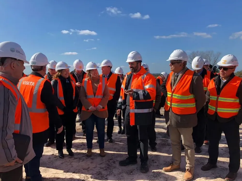 Ministro de Ganadería Enzo Benech e intedente de Montevideo Daniel Martínez durante el recorrido.