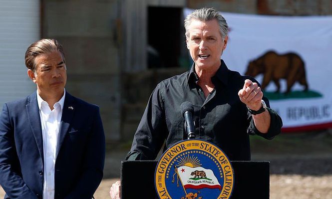 El gobernador de California, Gavin Newsom, y el fiscal estatal Rob Bonta (izquierda) emprendieron la acción legal contra el gobierno de Donald Trump.
