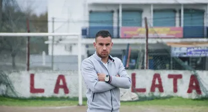 Junior Arias en la cancha de La Lata en Piedras Blancas