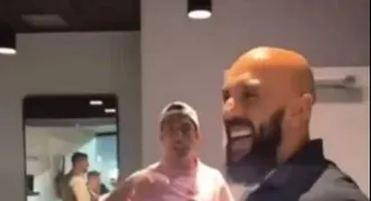 Luis Suárez y Yassine Cheuko