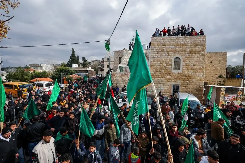 Habitantes de la Franja de Gaza se manifiestan por la muerte de Saleh Al Aruri, un jefe de Hamás asesinado en el Líbano por un dron israelí el pasado 2 de enero en un suburbio de Beirut.