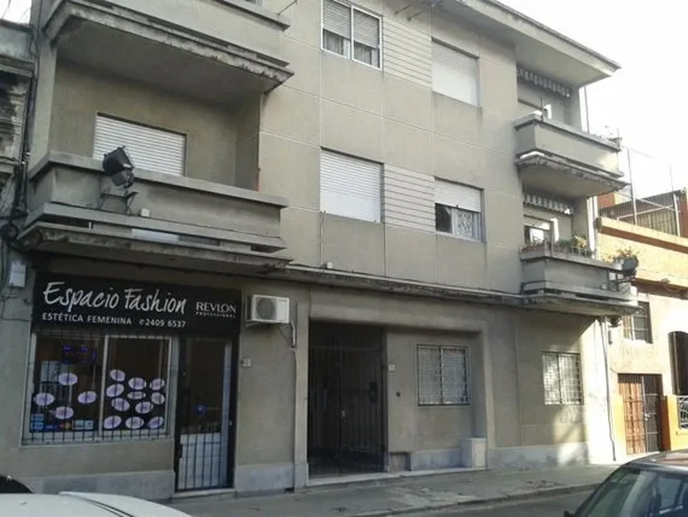 El apartamento está ubicado en un primer piso y tiene dos dormitorios