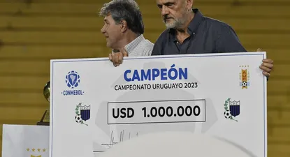 Palma con el premio de Liverpool por ser campeón uruguayo
