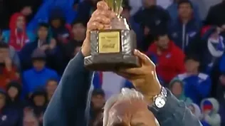 José Fuentes levantando una copa ganada por Nacional bajo su presidencia