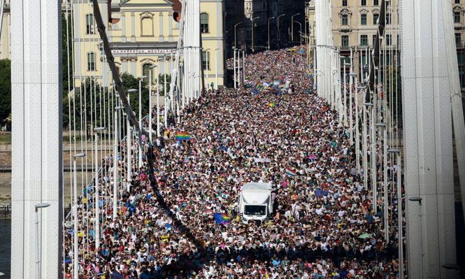 Los organizadores calculan que unas 200.000 personas asistieron a la Marcha del Orgullo en Budapest.