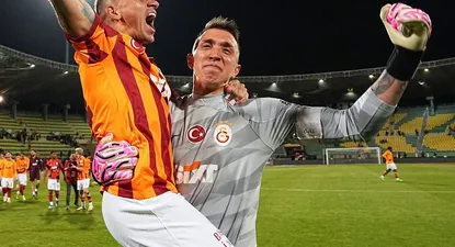 Fernando Muslera y Lucas Torreira celebran el título de la Supercopa de Turquía