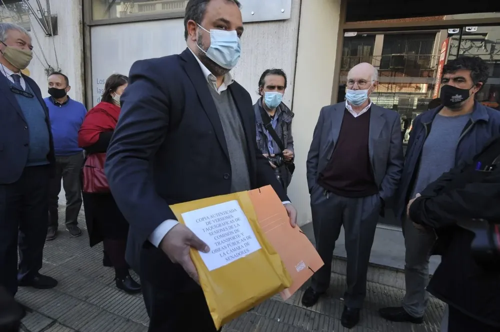 Archivo. Integrantes del FA presentan la denuncia penal por el acuerdo entre TCP y el gobierno en setiembre de 2021