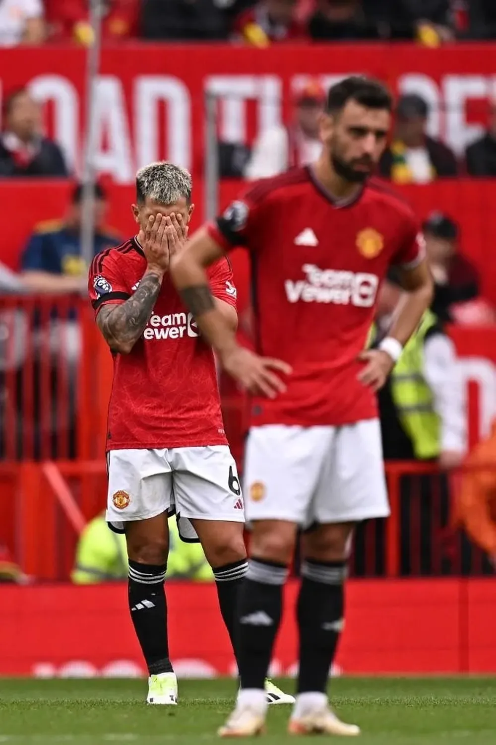 Bruno Fernandes y Lisandro Martínez