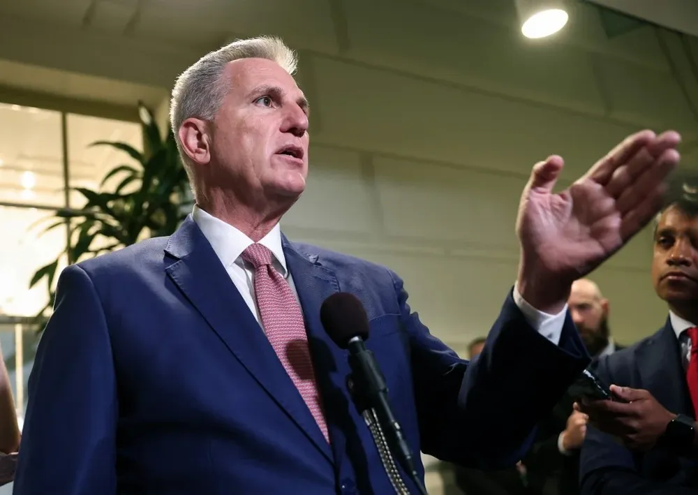 Kevin McCarthy ha enviado señales contradictorias sobre su posición sobre la ayuda a Ucrania.
