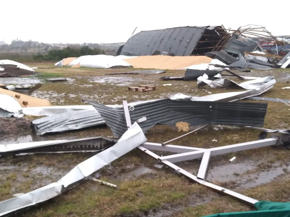 Bolsones con semillas en la planta de Granosur se vieron destrozados por el viento.