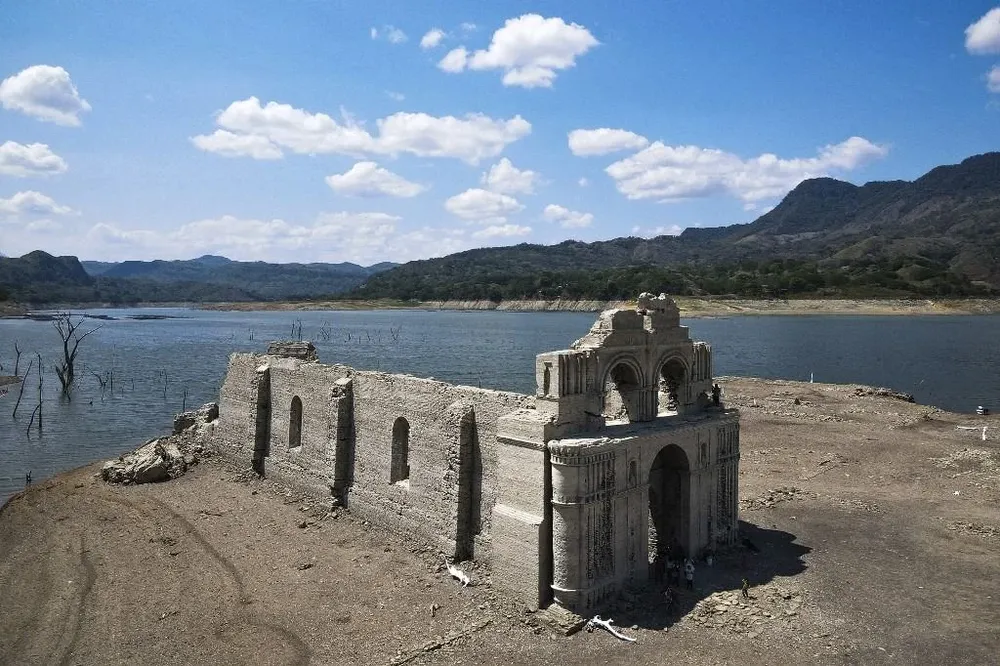 La iglesia que emergió es un templo dominico del siglo XVI ubicado en la localidad de Quechula, en el estado de Chiapas