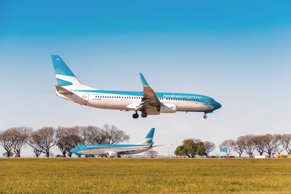 La Provincia evalúa cuatro escenarios posibles para tomar control parcial o total de Aerolíneas Argentinas.
