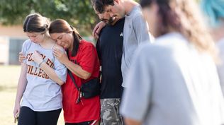 Los estudiantes y sus familias rezan en un monumento conmemorativo frente a la escuela secundaria Apalachee el 5 de septiembre de 2024 en Winder, Georgia.