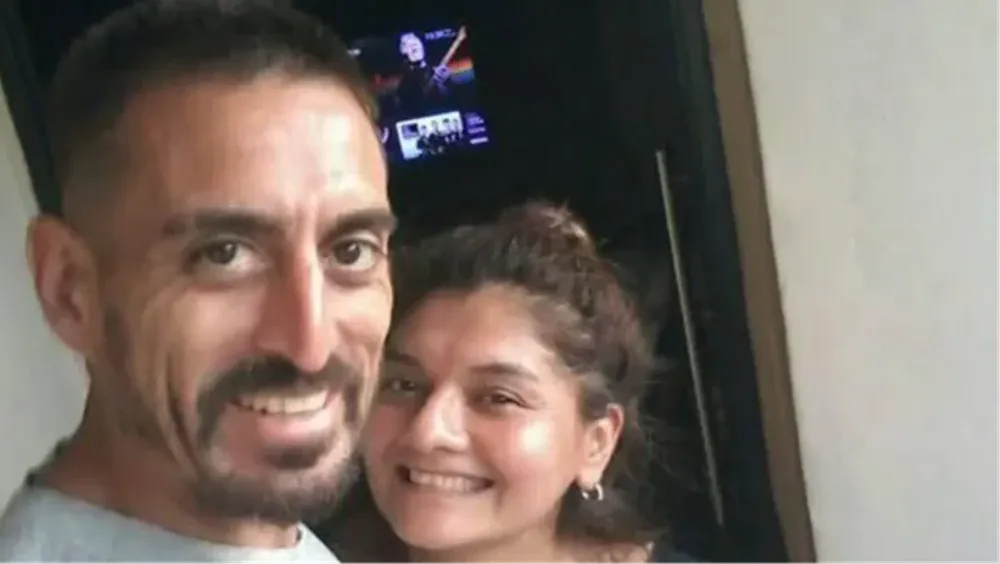 Mató a su novia de 25 puñaladas y se clavó una cuchilla delante de la policía en Merlo