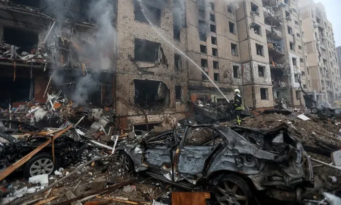 Los bomberos trabajan para apagar uno de los incendios provocados por el ataque sobre Kiev.