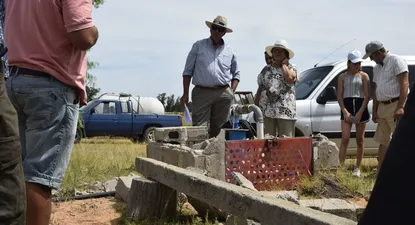 Vecinos de Tala tienen un pozo semisurgente que costó US$ 10.000 y que comparten para luchar contra la sequía.