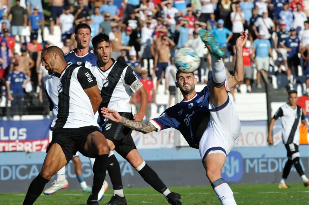 Gastón Pereiro de Nacional ante Danubio