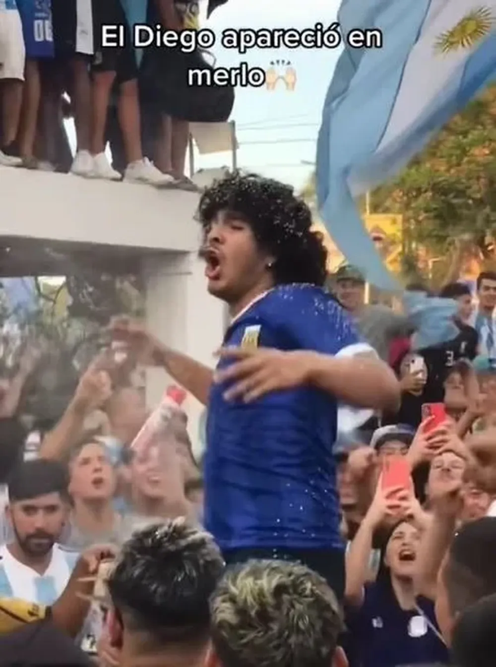 El impresionante “clon” de Maradona que apareció en los festejos de Argentina