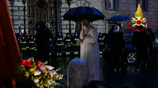 El papa Francisco reza de madrugada ante la Virgen en una plaza de Roma