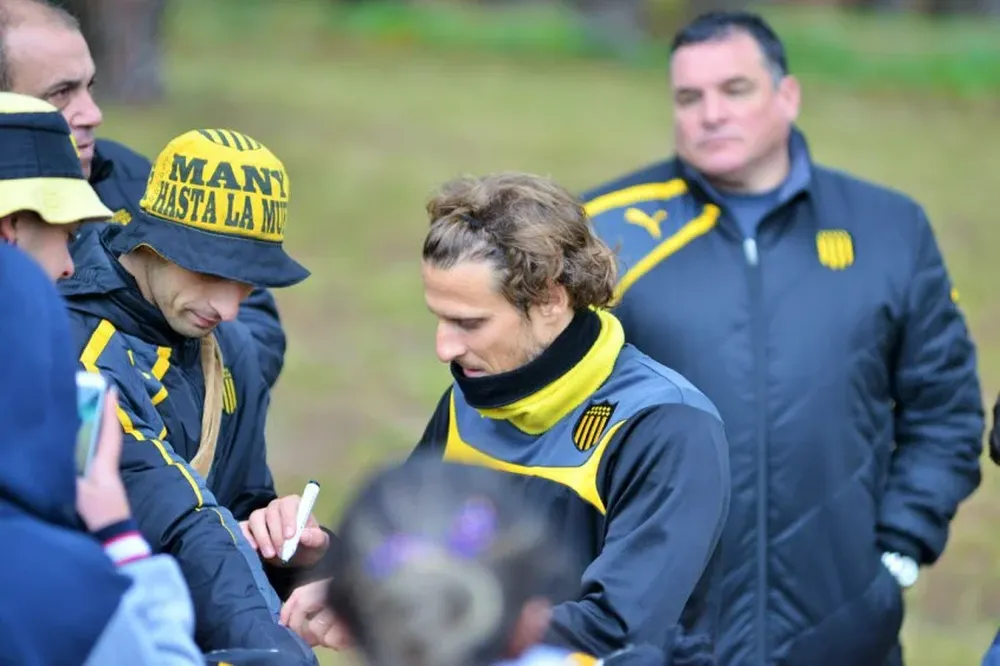 Forlán ya firmó autógrafos en plena práctica en Maldonado