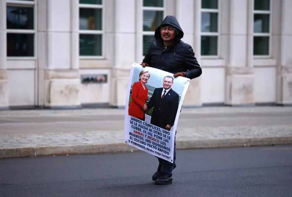 Manifestante mexicano contra García Luna en los Estados Unidos.