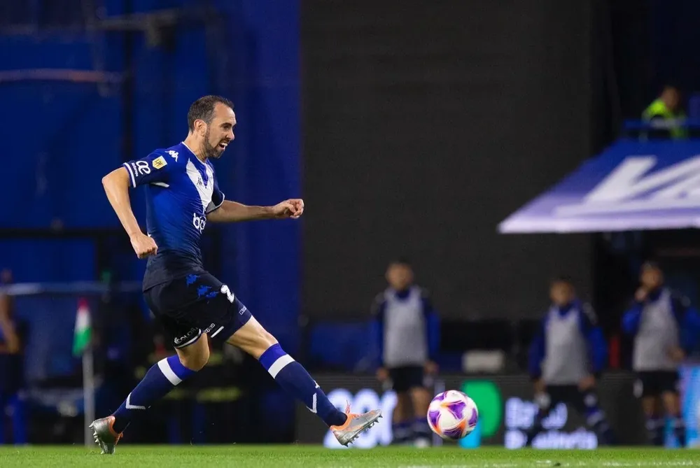 Diego Godín en su segundo partido en Vélez tras su recuperación