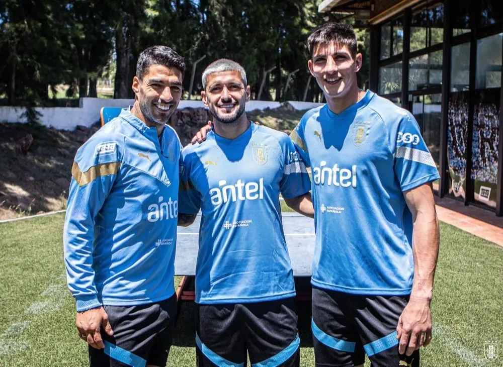 Suárez se reencuentra con viejos compañeros de la celeste, entre ellos, Giorgian De Arrascaeta y Sergio Rochet