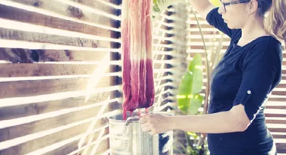 Claudia trabajando en su atelier