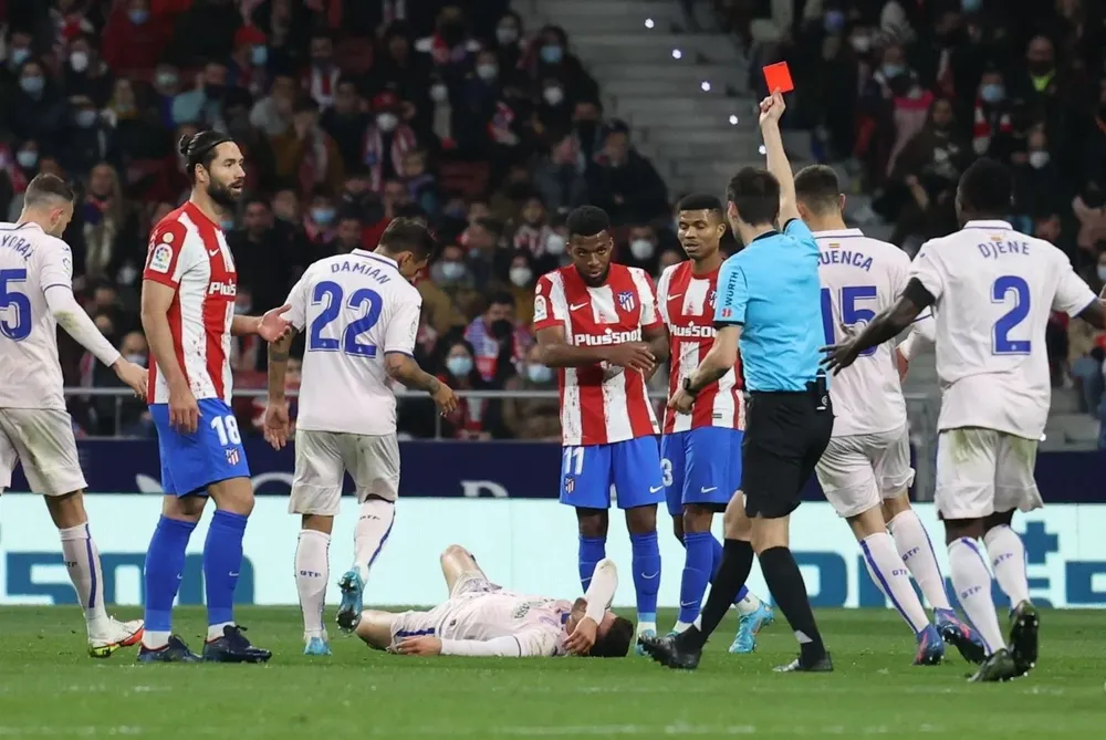 Arambarri tendido y la roja para Felipe Augusto