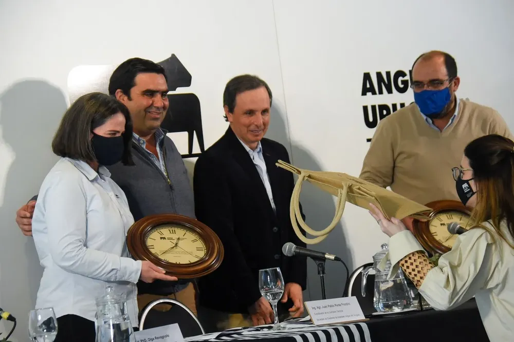 Los investigadores de INIA fueron reconocidos por Angus Uruguay tras su aporte al estudio genético.