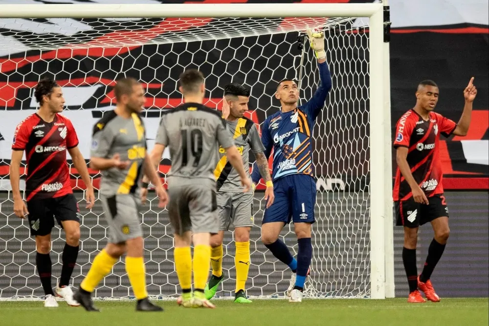 Santos agradece la ayuda divina, Ceppelini no lo puede creer