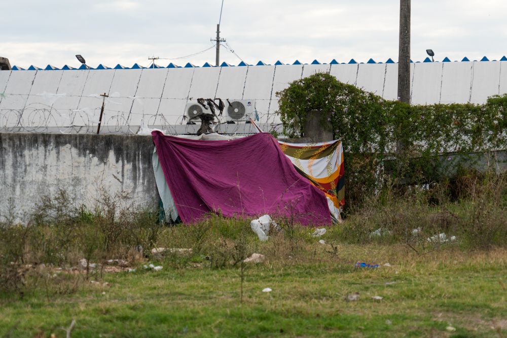 Campamento de indigentes en la puerta del refugio del Mides en Casavalle