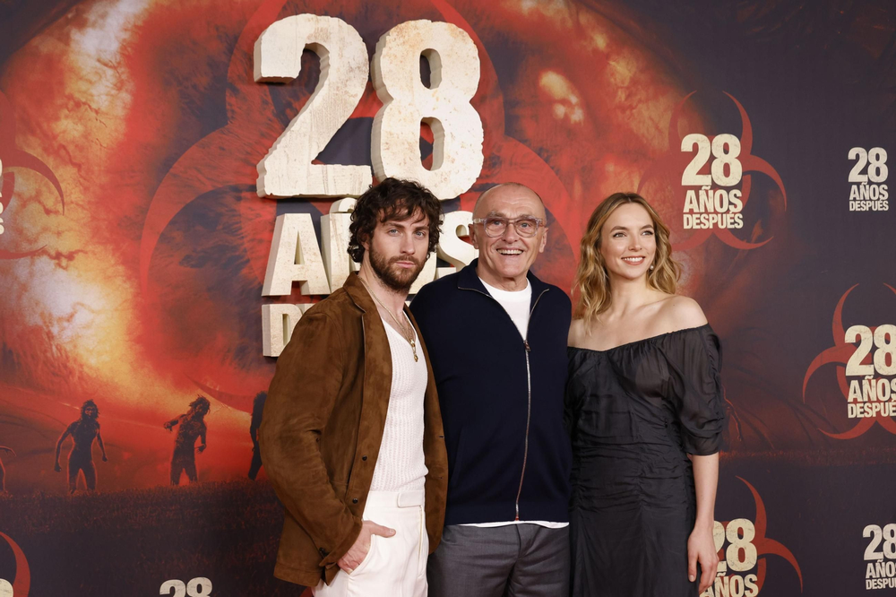 Los actores Aaron Taylor-Johnson y Jodie Comer, junto a Danny Boyle.