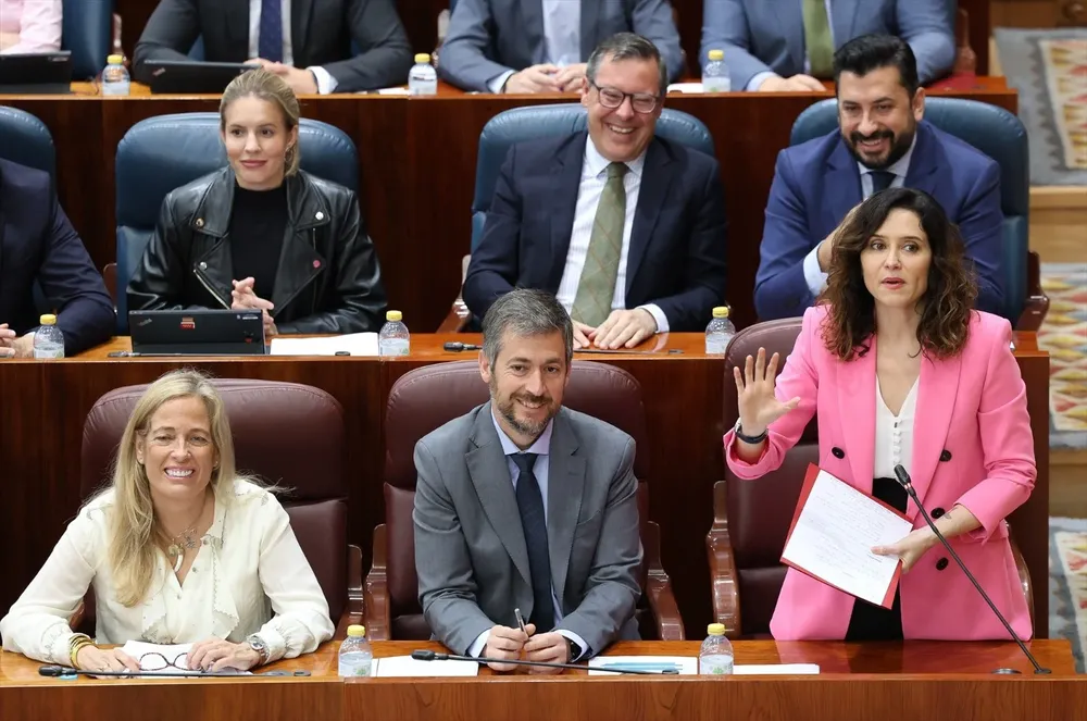 La presidenta de la Comunidad de Madrid, Isabel Díaz Ayuso (d), interviene durante un pleno en la Asamblea de Madrid,