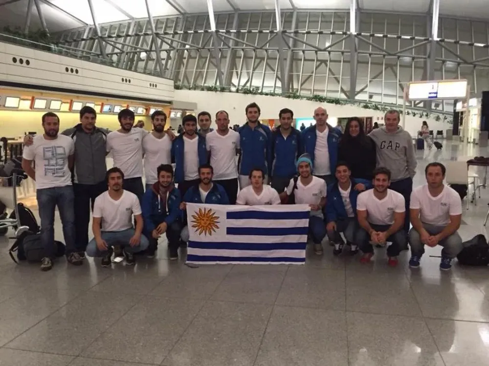 La selección uruguaya de hockey masculino en su despedida en Carrasco