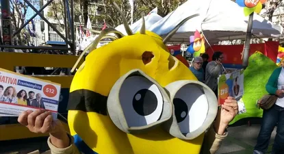 ¿que politico se esconde en el disfraz?