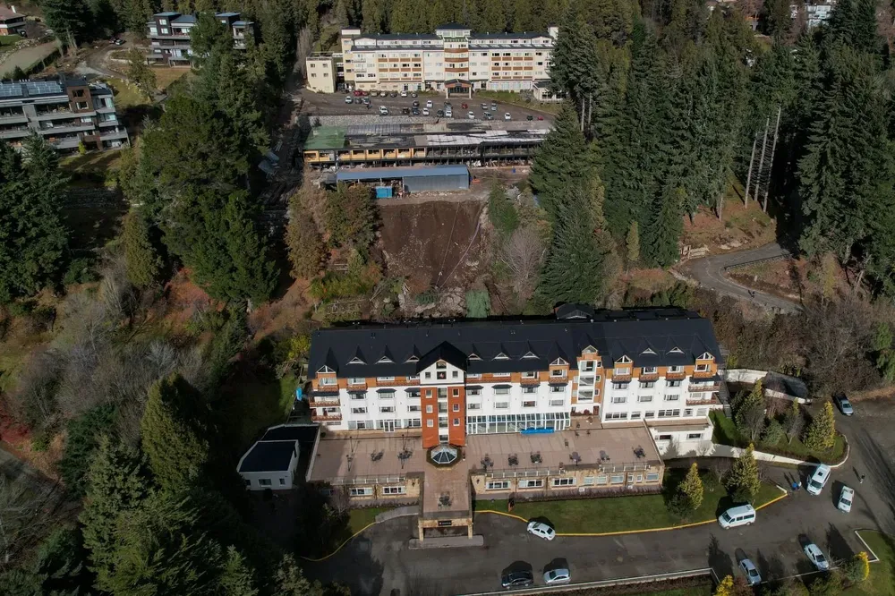 Imagen aérea del alud que afectó al Hotel Bustillo y provocó la muerte de tres uruguayos
