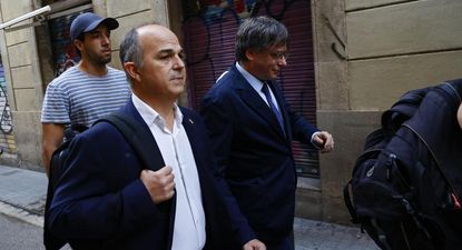 El fugado Carles Puigdemont, de incógnito el jueves por una calle de Barcelona.